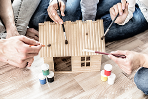 Kinder beim Basteln – Symbol für Kreativität